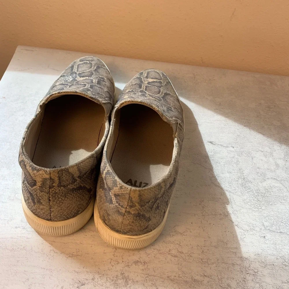 Naturalizer Zola 8M Snake Print Slip On Loafers Comfort Shoes Womens Gray Grey‎